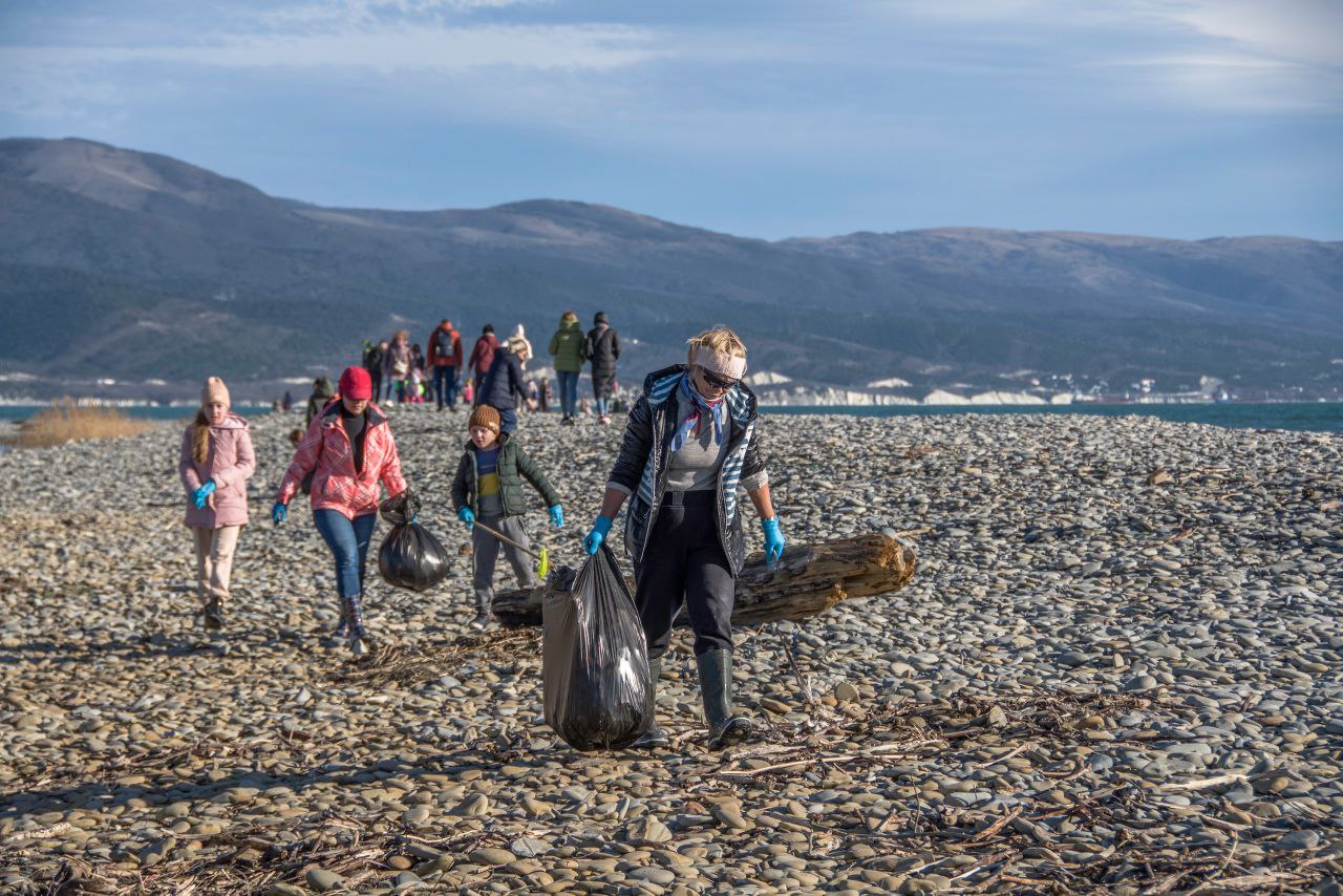 Жители Новороссийска устроили субботник на Суджукской косе