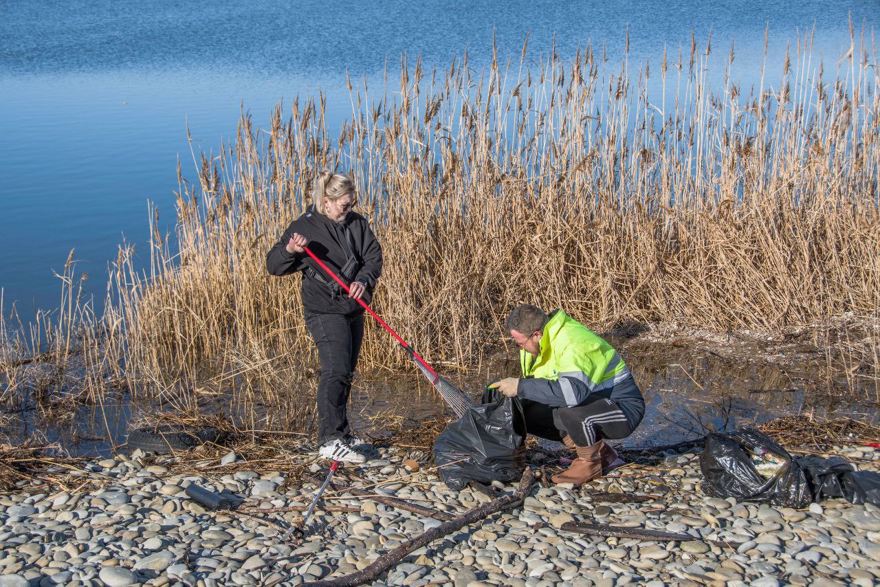 Жители Новороссийска устроили субботник на Суджукской косе
