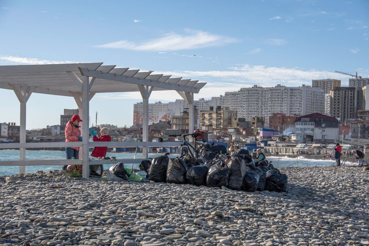 Жители Новороссийска устроили субботник на Суджукской косе