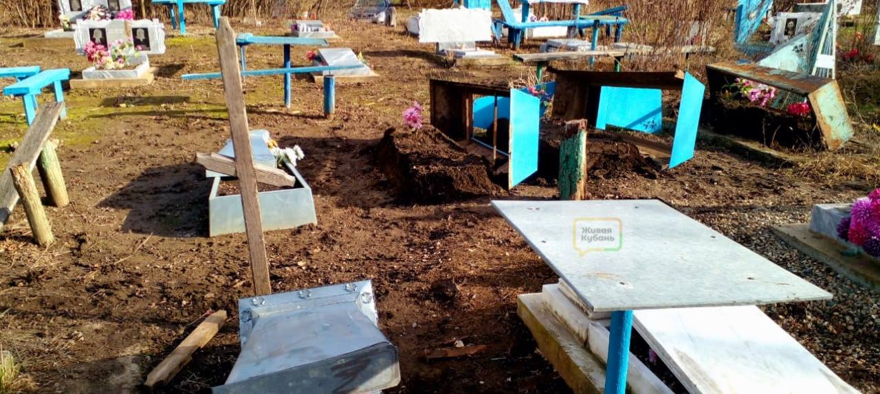 Два подростка разгромили кладбище в селе Воскресенском