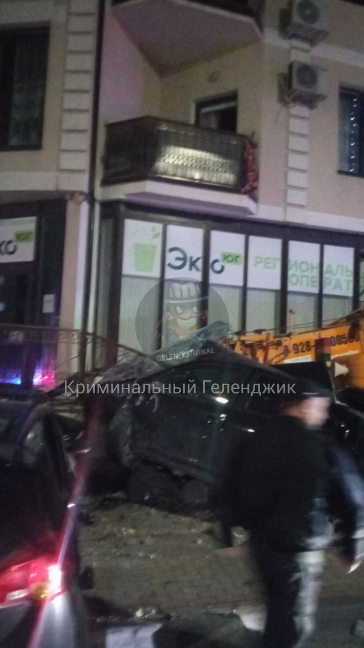 В Геленджике строительный край устроил массовое ДТП с семью автомобилями