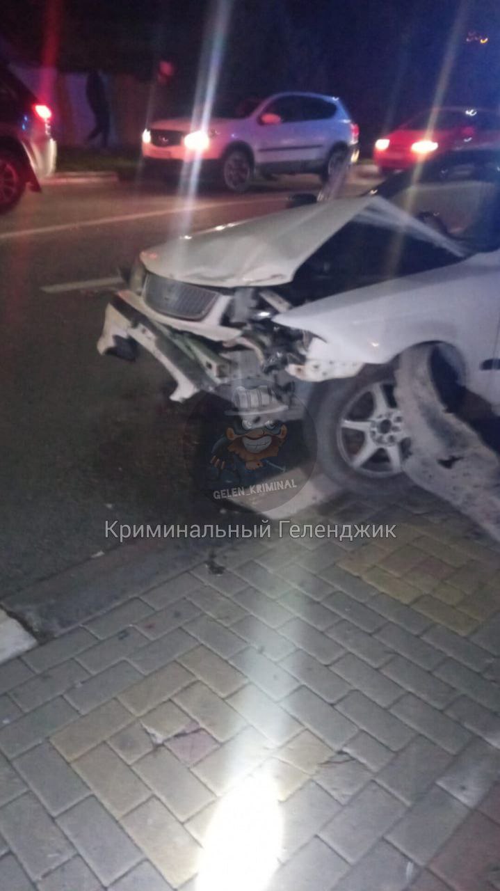В Геленджике строительный край устроил массовое ДТП с семью автомобилями