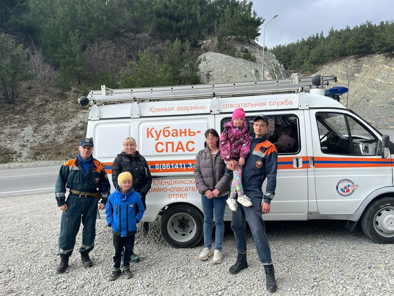 Женщины с детьми застряли в горах Геленджика