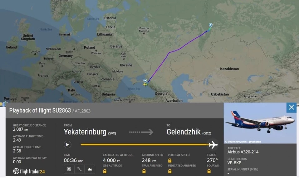 Сколько лет летают самолеты. Как летает самолет. Полет на самолете Краснодар. Самолет над Екатеринбургом. Карта самолетов из Краснодара.