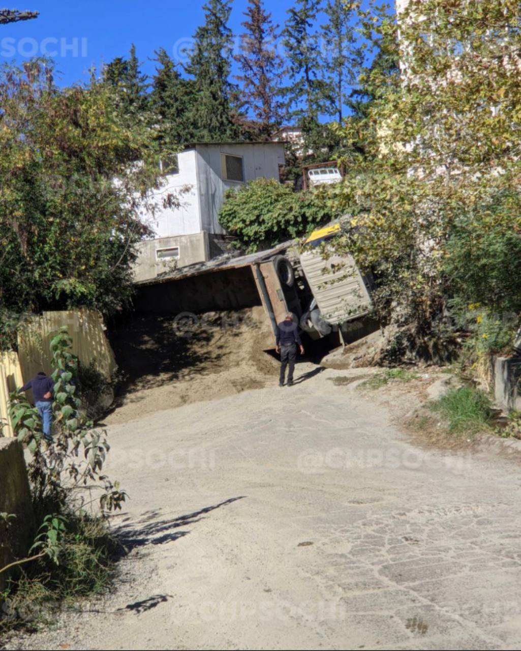 В центре Сочи перевернулся грузовик с песком