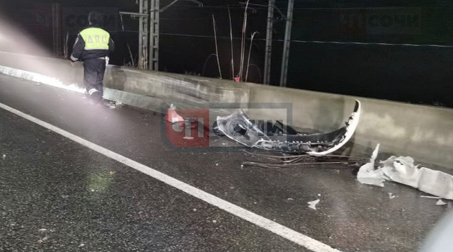В Сочи автомобиль рухнул с обрыва на железную дорогу