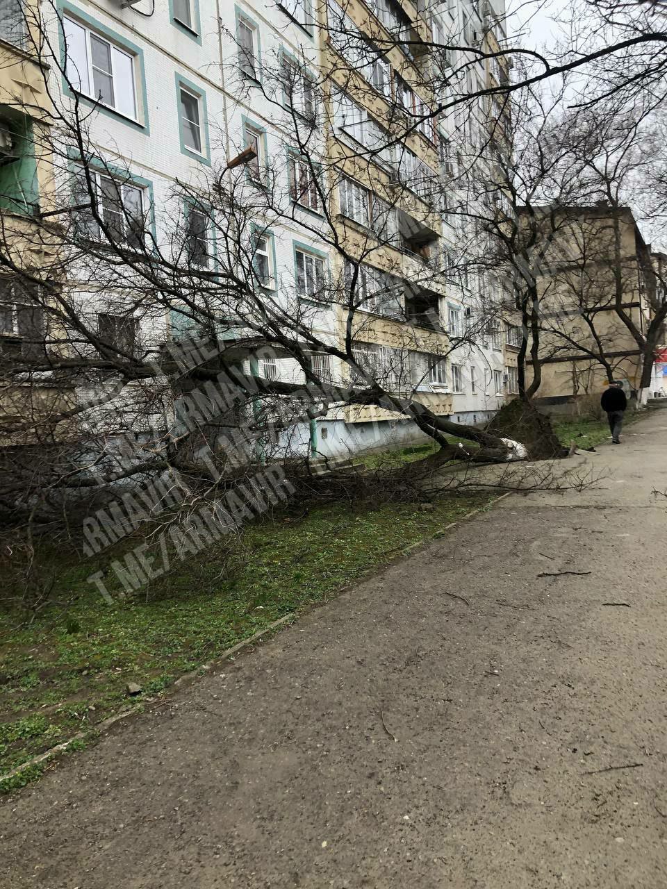 В Армавире ветер снес крышу железнодорожного вокзала ВИДЕО