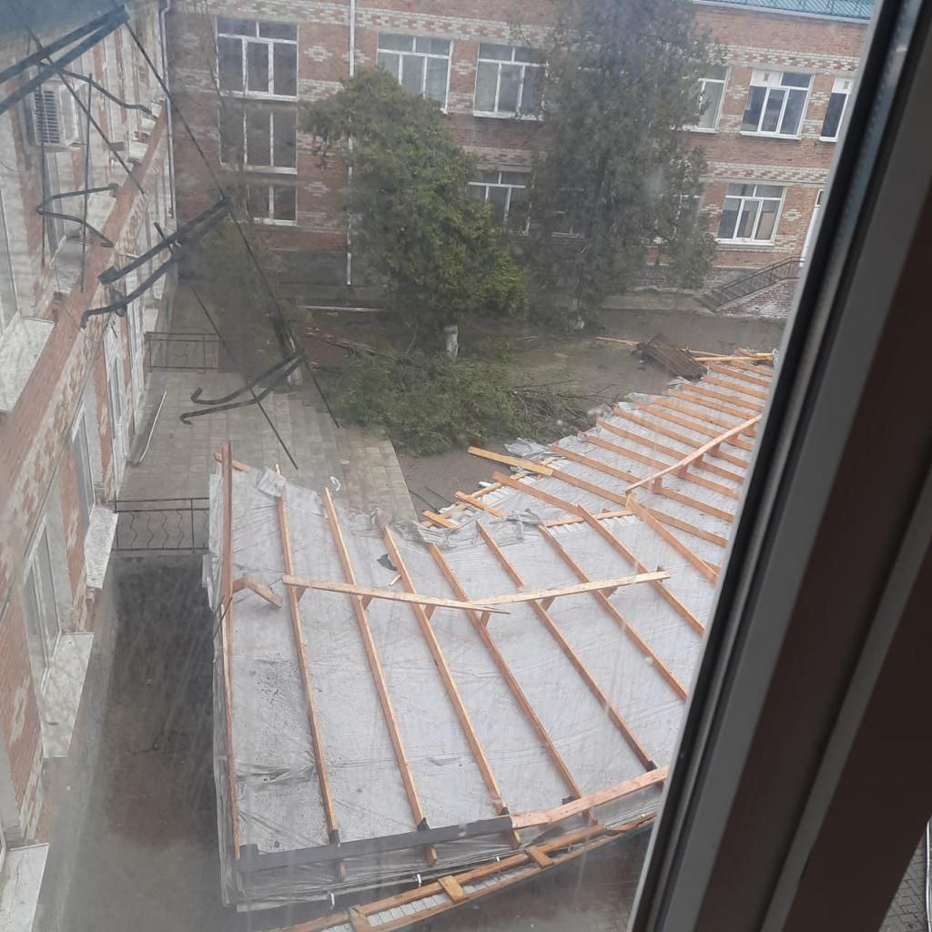 На Кубани еще одна школа осталась без крыши из-за ветра