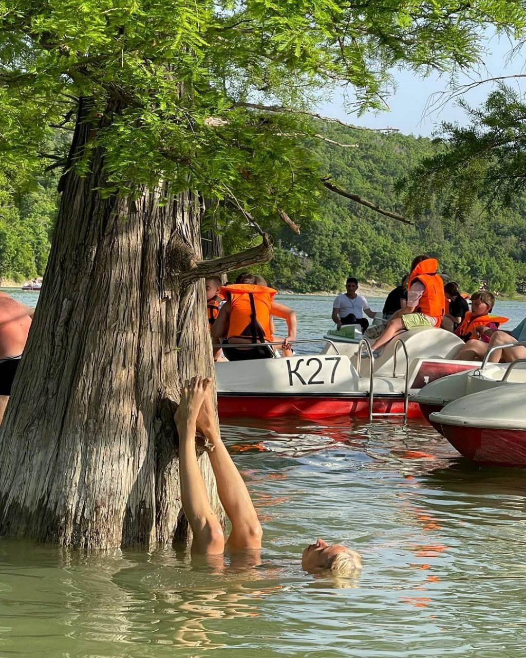 Уникальные кипарисы на озере в Сукко вновь страдают от туристов ВИДЕО
