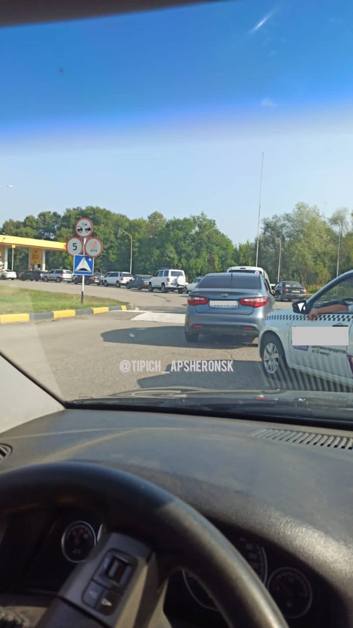 В Апшеронске на АЗС выстраиваются очереди за бензином ВИДЕО