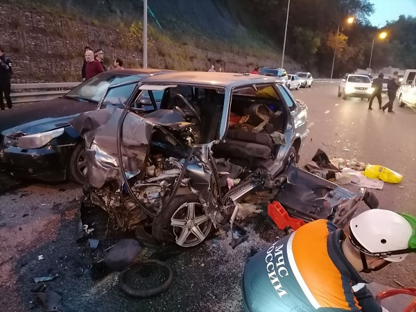 В Сочи, чтобы спасти пострадавшего в ДТП водителя, «разрезали» машину