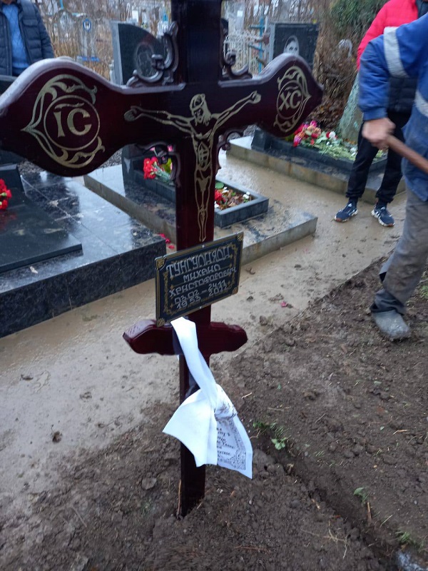 В Крымске похоронили погибшего при стрельбе  охранника торгового центра