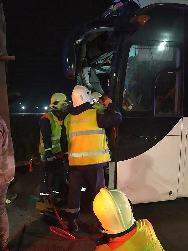 Под Новороссийском автобус влетел в стоящий на обочине КамАЗ