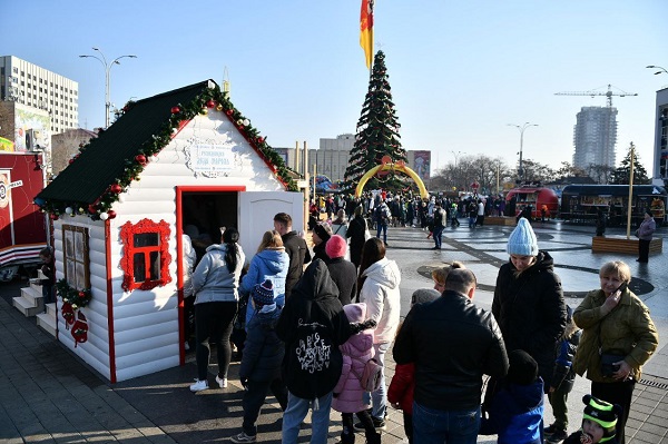 В кубанской столице открыли главную городскую елку