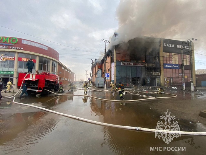 В станице Тбилисской на Кубани загорелся торговый центр