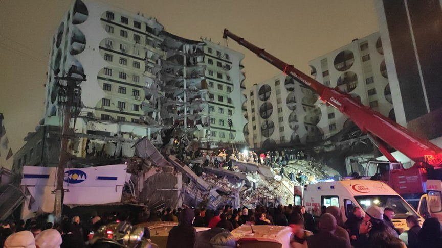 Взрывы, крушения, сотни жертв: названы предварительные последствия землетрясения в Турции