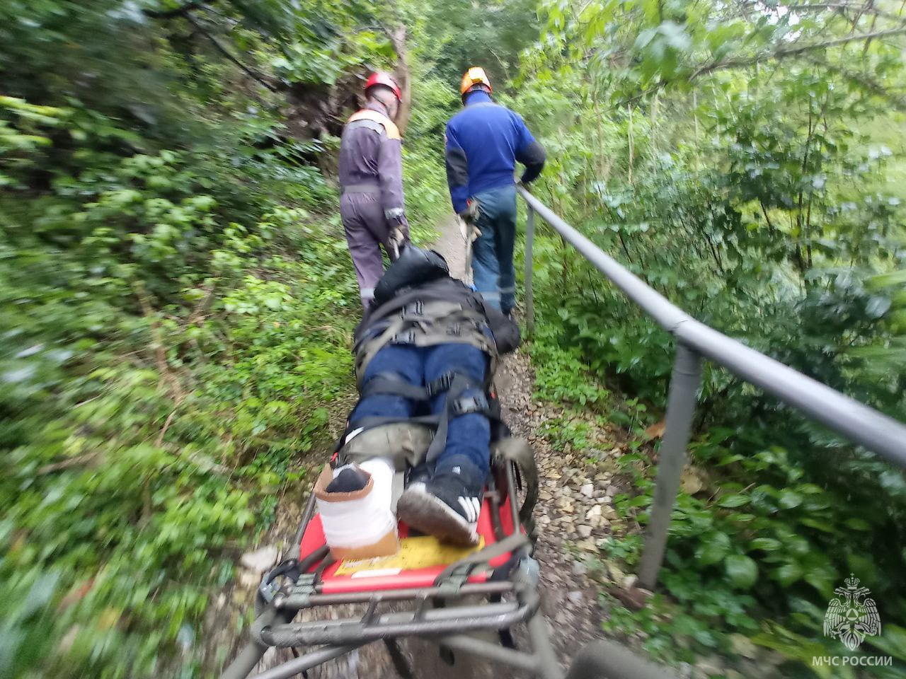 В Агурском ущелье Сочи туристка сломала ногу на мокрой тропе