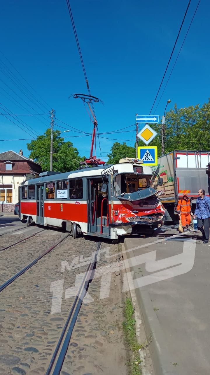 В Краснодаре произошла жесткая авария с трамваем и фурой
