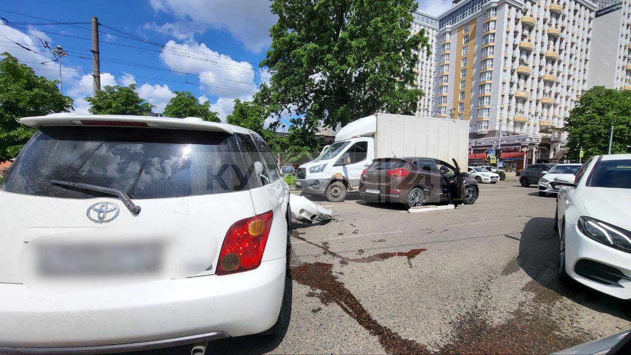 В центре Краснодара столкнулись три машины