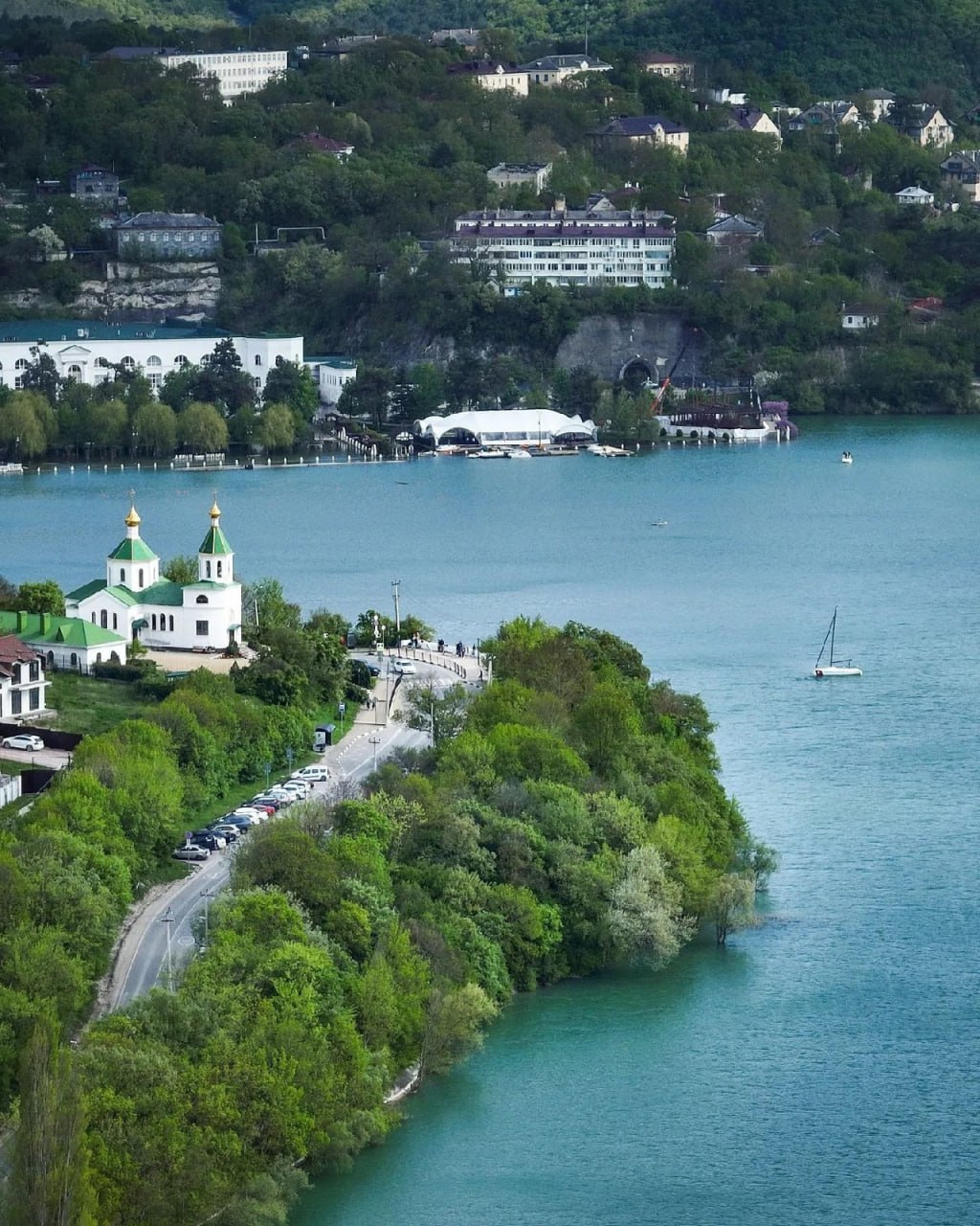 Ах, Абрау: самое крупное озеро Кубани впечатляет всех туристов