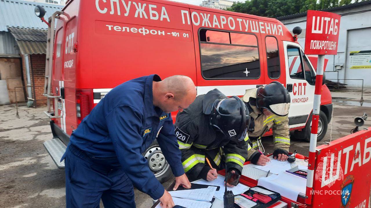 Ранним утром в Краснодаре тушили мощный пожар на площади 500 м2