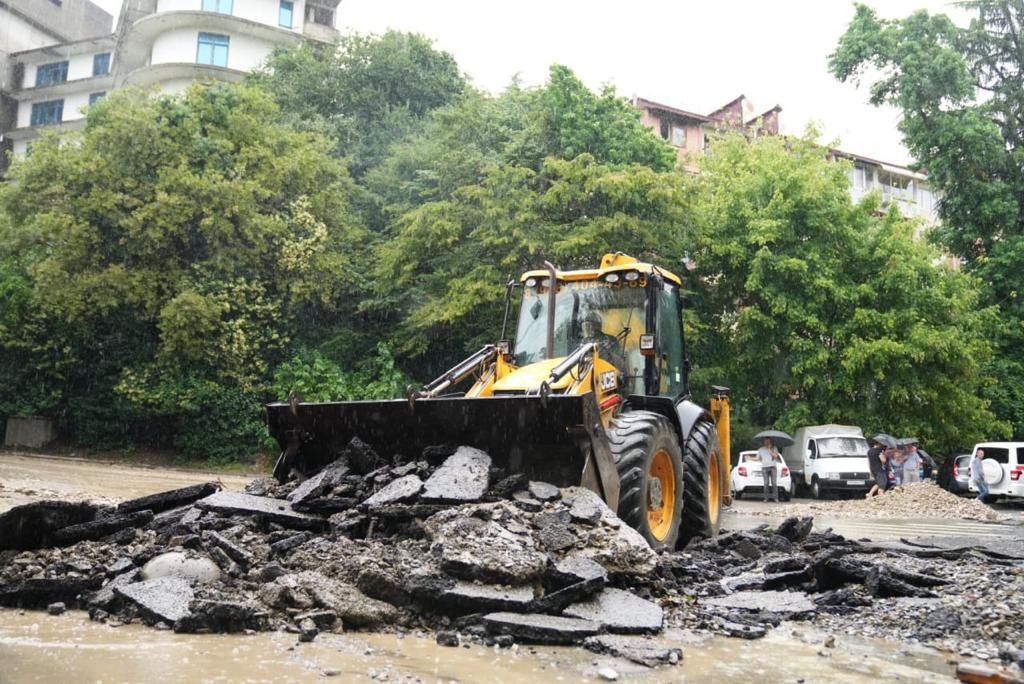 В Сочи из-за ливня потоком воды смыло десятки машин