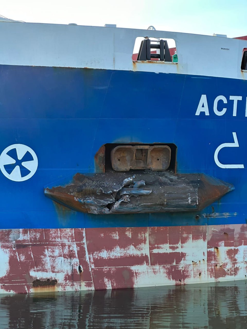 Судно, которое следовало в Краснодарский край, попало в кораблекрушение