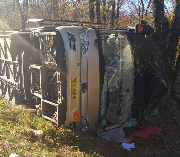 В Приморье автобус с туристами опрокинулся в кювет, есть погибшие и пострадавшие