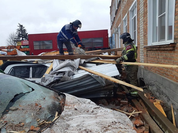 В Тимашевске ветер сорвал крышу здания 