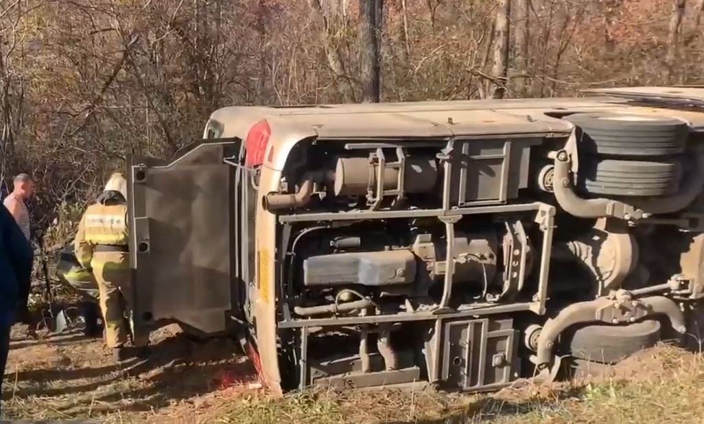 В Приморье автобус с туристами опрокинулся в кювет, есть погибшие и пострадавшие