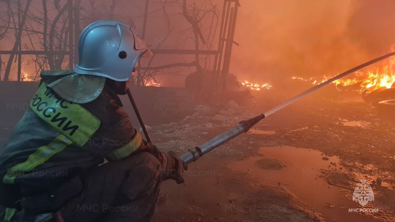 В Краснодаре ночью тушили крупный пожар на Ростовском шоссе