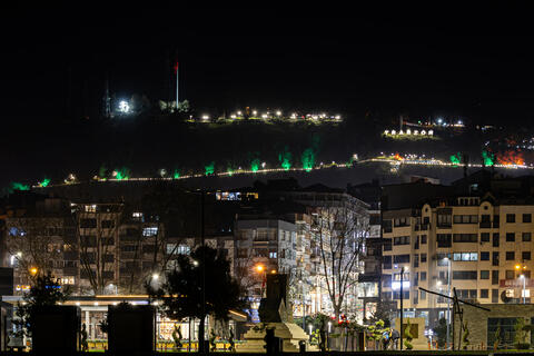 По Анапе ездят автомобили МЧС, через громкоговорители предупреждают людей об опасности. В Новороссийске не прекращаются взрывы, звучит автоматная очередь