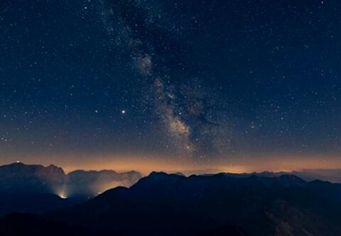 Тельцам стоит навести уют в доме, а Козероги должны уделить внимание семье