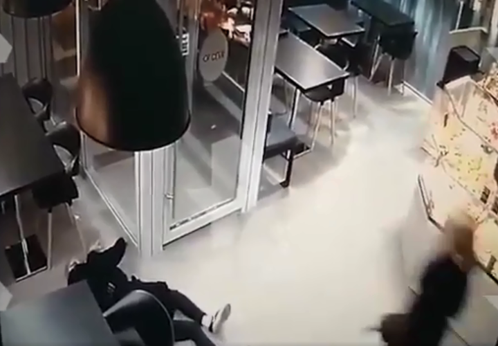 Ресторан хулиганы. Напали хулиганы на девушку гуртом. Курский Бомонд избиение официанток видео.