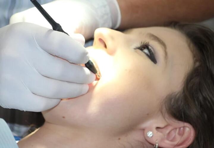 Коронавирус негативно влияет на зубы и десны