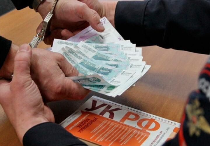В Адыгее  бывший следователь осужден за взятку в 100 тысяч рублей