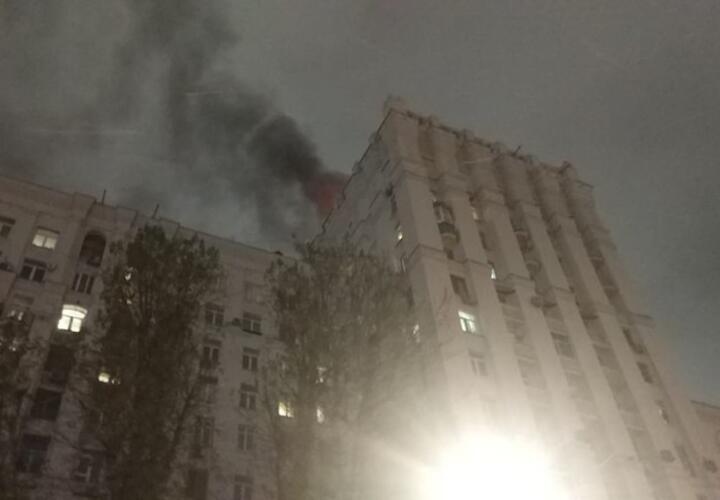 В центре столицы горит жилое историческое здание