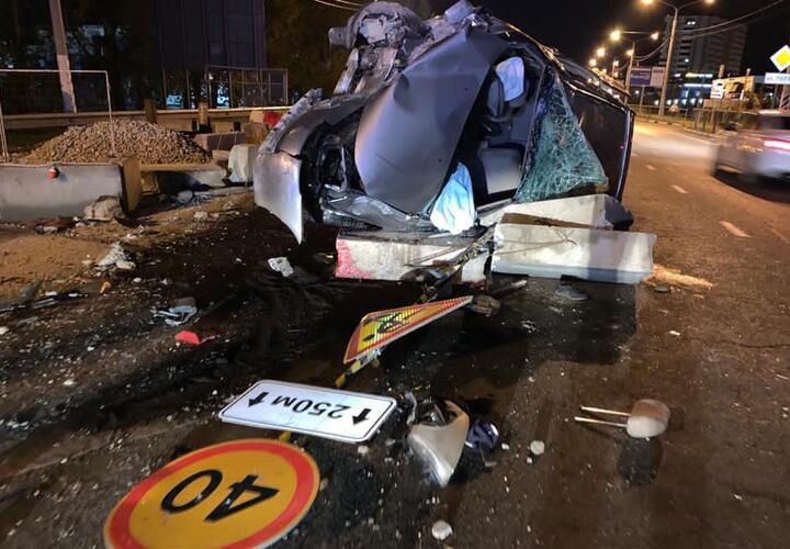 В Краснодаре водитель без прав врезался в бетонные ограждения