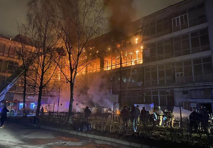 В Петербурге горит бывшее здание эклектромеханического завода (ВИДЕО)