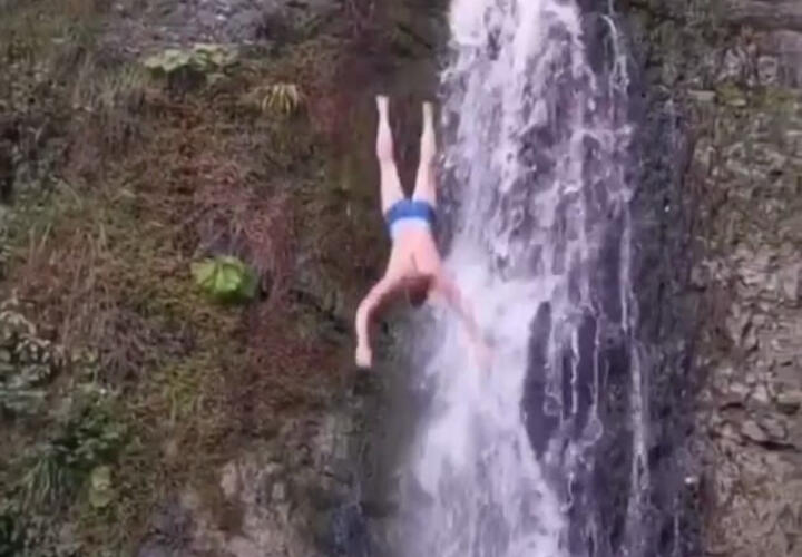 В Сочи мужчина получил тяжелые травмы после прыжка с водопада (ВИДЕО)