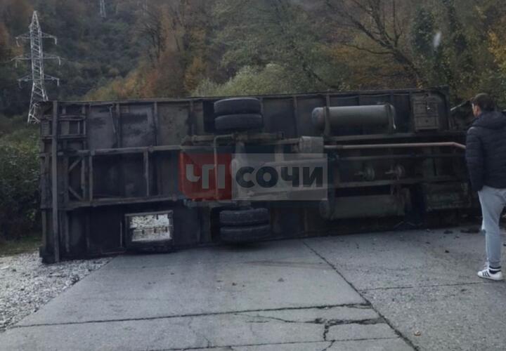 В Сочи перевернувшийся грузовик заблокировал дорогу