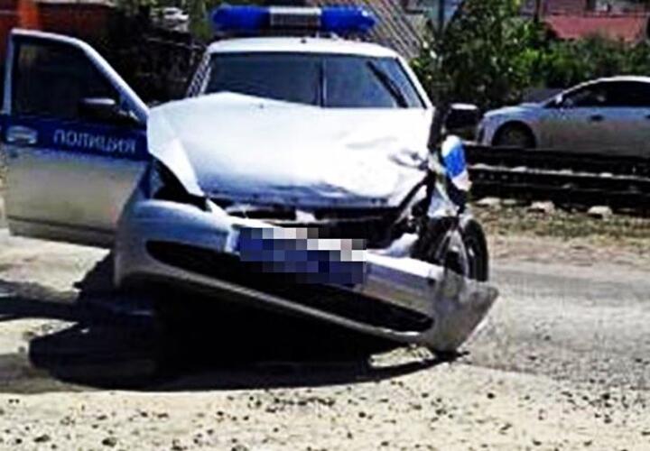 Полиция разбилась. Полицейская машина разбилась. Разбитый полицейский Ларгус. Разбитая Полицейская машина Шкода. Разбитая Полицейская машина в России 2016.
