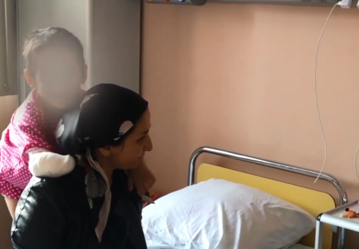 Мать сломала руки ребенку. Избитая девочка в Ингушетии встретилась с мамой. Девочка из Ингушетии 4 года. Девочка которую избили в Ингушетии и ампутировали руку. Фото мамы девочки из Ингушетии.
