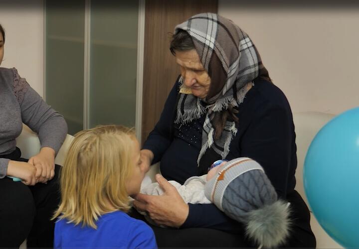 Жительница Кубани стала мамой для ста детей, а отдых подорожает: ТОП-5 за 29 ноября 