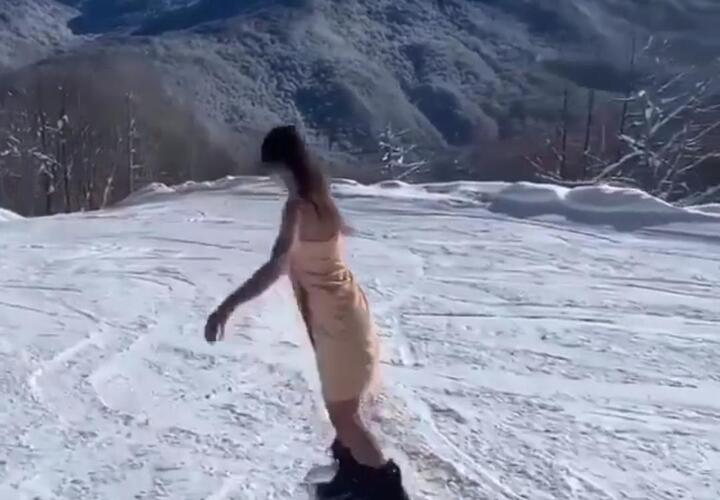 Девушка в полотенце и на сноуборде очаровала пользователей соцсетей