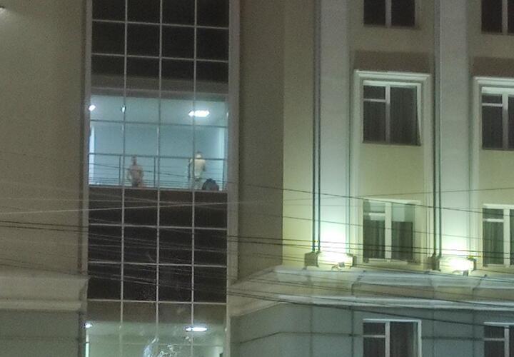 Голопопые мужчины засветились в здании правительства региона