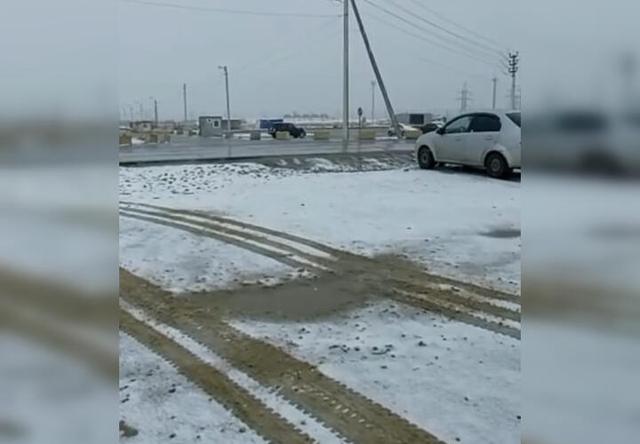 Краснодарский край заметает снегом