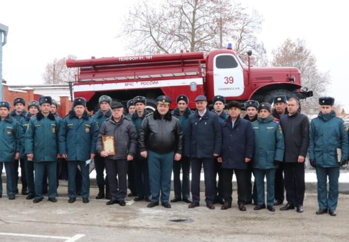 Открытие памятника пожарному автомобилю. Смотреть фото Открытие памятника пожарному автомобилю. Смотреть картинку Открытие памятника пожарному автомобилю. Картинка про Открытие памятника пожарному автомобилю. Фото Открытие памятника пожарному автомобилю