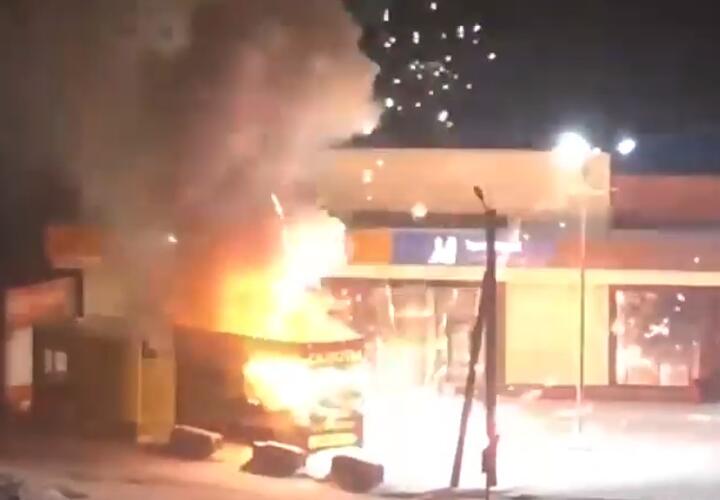 Пожар в магазине пиротехники стал гигантским фейерверком