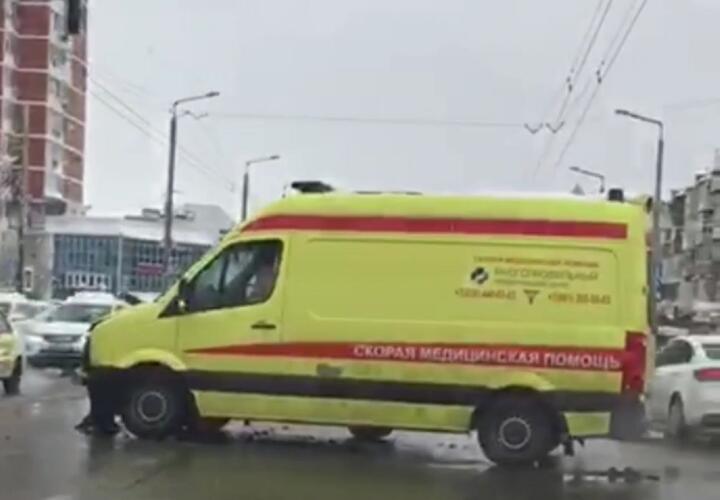 В центре Краснодара машина скорой столкнулась с легковушкой